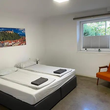 Apartment Huge Bbq Garden 1, Basement App Two Bathrooms, Ac, Free Parking